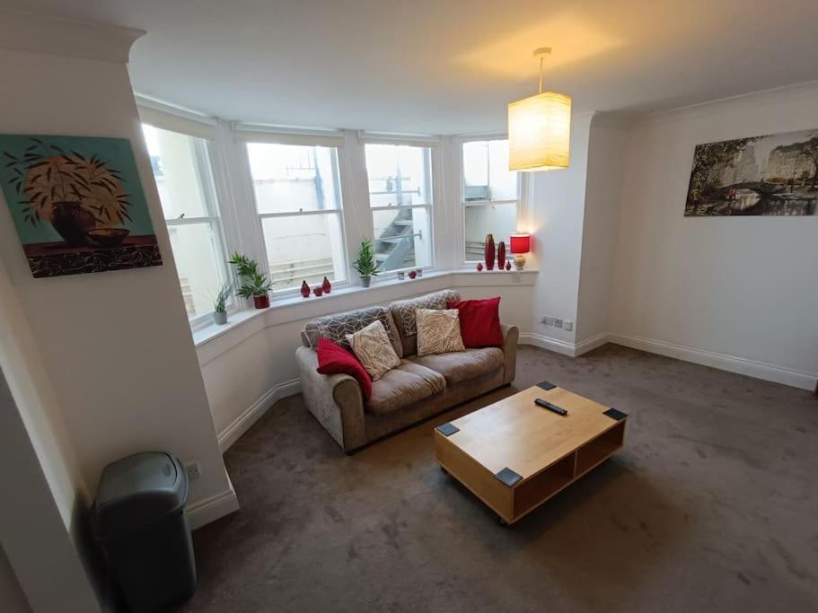 Seafront Apartment In Eastbourne Exterior photo